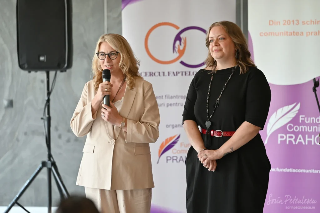 doua persoane prezentand eveniment