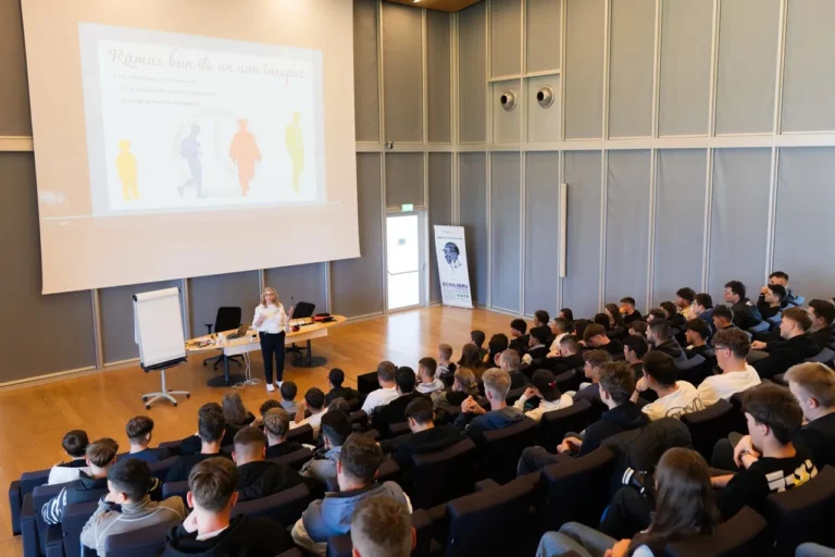 audienta in sala de conferinte