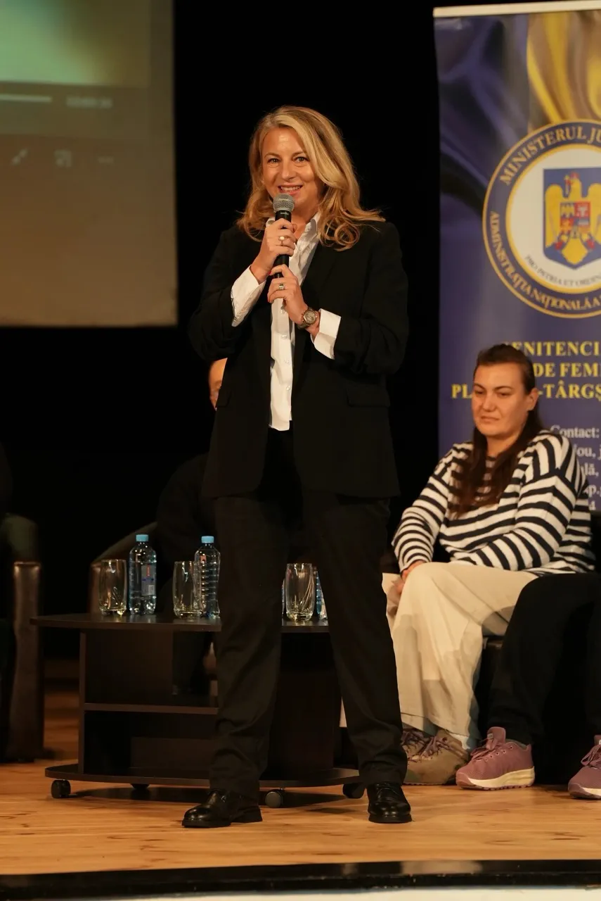 persoana vorbind la microfon