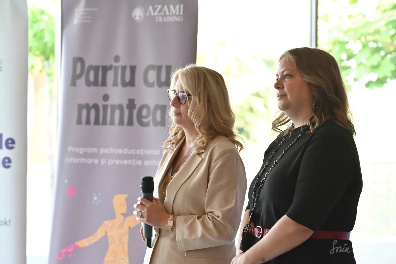 doua persoane prezentand un evenimeny