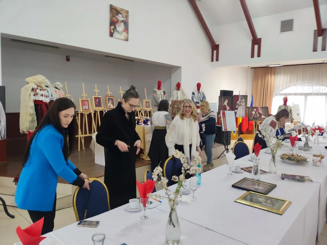 persoane pregatind eveniment