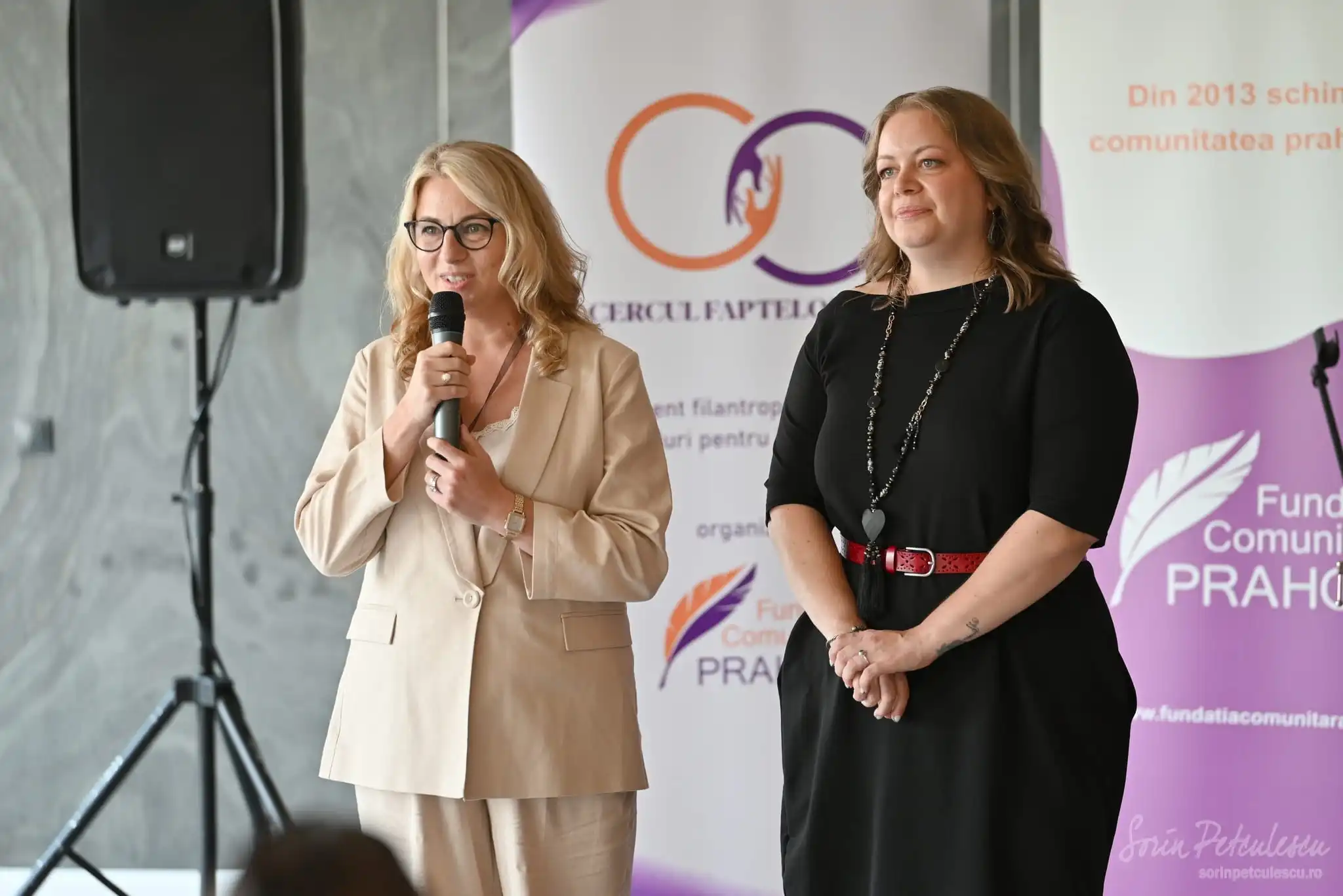 prezentare la microfon